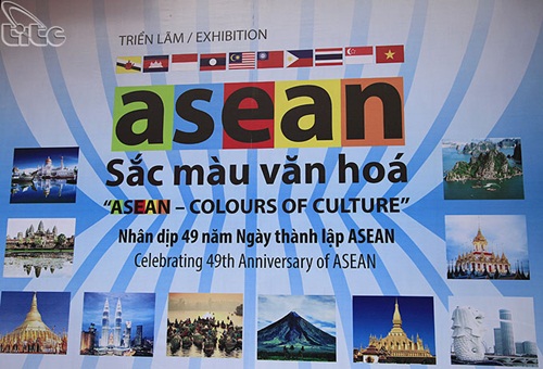 “ASEAN - Colours of Culture” exhibition opens in Ha Noi