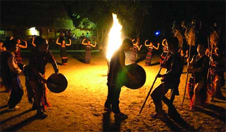 Warming up: Villagers of Bho Hoong in the central Quang Nam Province play gongs and dance around fire at a night festival held to entertain tourists. — Photos courtesy of Rose Travel Service Company 06