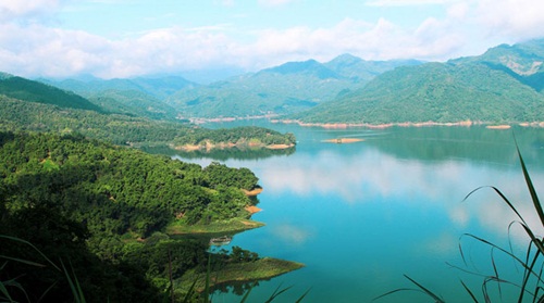 Ba Khan – a miniature Ha Long Bay hidden in the mainland hills