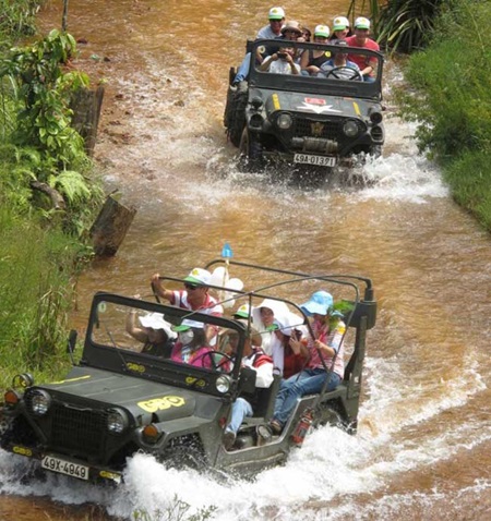 Rolling in the deep: Tourists discover Cu Lan Village and the forest by jeep slow 2