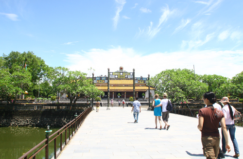 Crowds flock to ancient Hue imperial city
