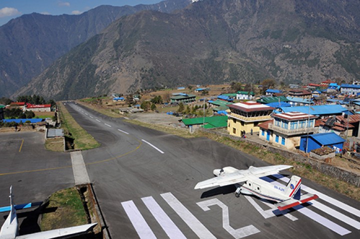 Sân bay nguy hiểm nhất thế giới trên dãy Himalaya