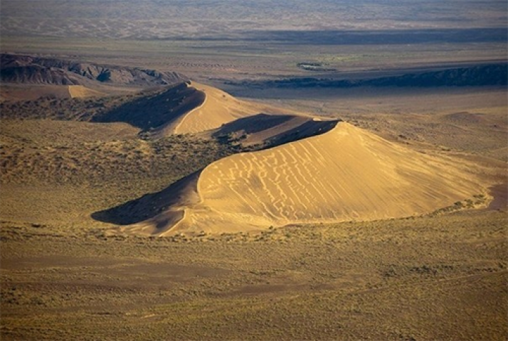 Cồn cát biết hát trên sa mạc đá ở Kazakhstan
