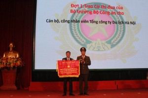 Hanoitourist nhận cờ thi đua “Đơn vị thi đua xuất sắc phong trào toàn dân bảo vệ An ninh tổ quốc 2018”