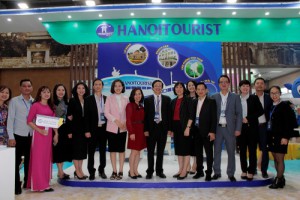 Thứ trưởng Bộ Văn hoá - Thể thao - Du lịch Nguyễn Văn Hùng thăm gian hàng Hanoitourist tại Hội chợ VITM 2020