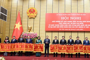 Tổng Công ty Du lịch Hà Nội nhận Cờ Đơn vị xuất sắc phong trào thi đua của Ủy ban Nhân dân Thành phố