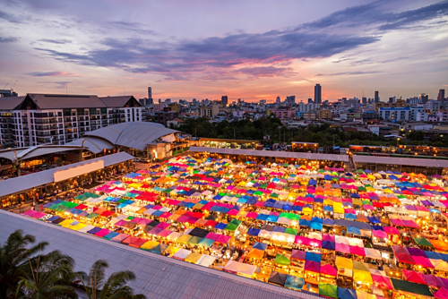 Khu chợ Chatuchak có 8.000 gian hàng và là một trong những khu chợ rộng nhất thế giới. Ảnh: Crazy tourist.