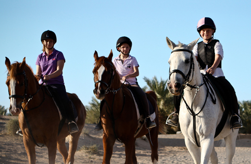 Cưỡi ngựa trên sa lạc là dịch vụ hấp dẫn với các khách VIP nhí. Ảnh: JA Resort.