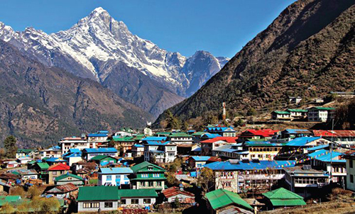 Thị trấn gần sân bay ở Lukla được nhiều du khách tìm đến.