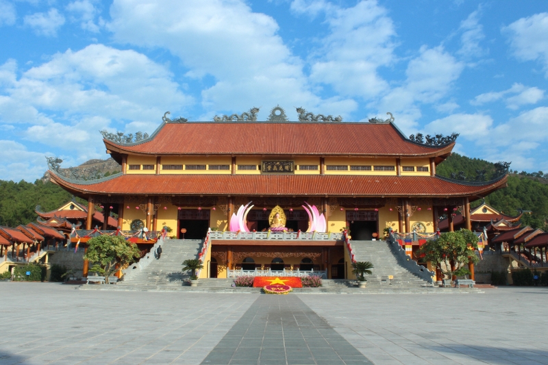 kinh nghiệm du lịch chùa Ba Vàng